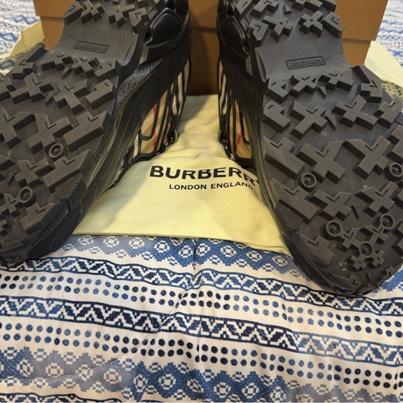 Burberry Black and Cream Sneakers with Bold Pattern - Picture 10 of 10
